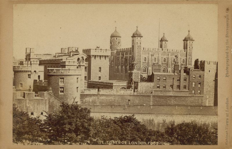 Postal com uma imagem da Torre de Londres de English Photographer