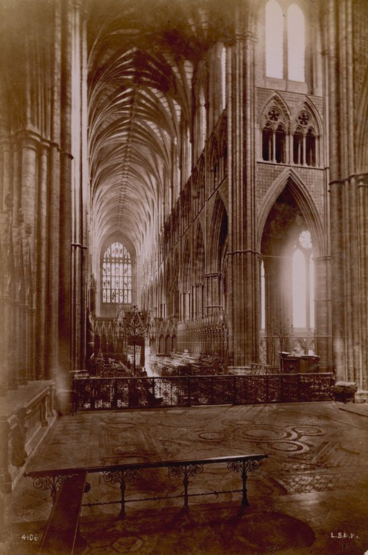 Postal com uma imagem do interior da Abadia de Westminster de English Photographer