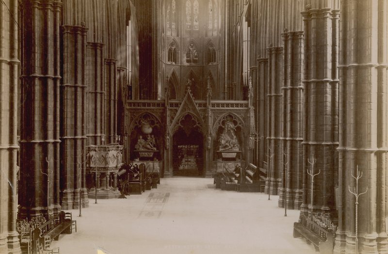 Postal com uma imagem do interior da Abadia de Westminster de English Photographer