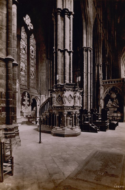 Postal com uma imagem do interior da Abadia de Westminster de English Photographer