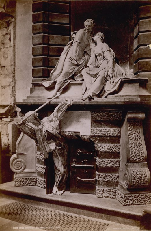 Postal com uma imagem do monumento a Lady Elizabeth Nightingale de English Photographer