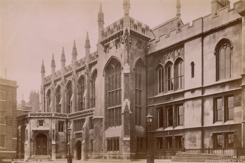 Postal com o exterior do Inner Temple Hall de English Photographer