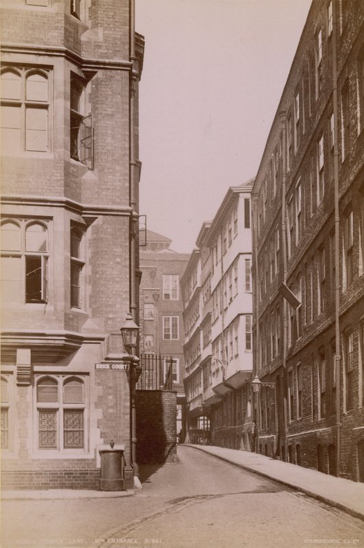 Postal com a entrada norte da Middle Temple Lane de English Photographer