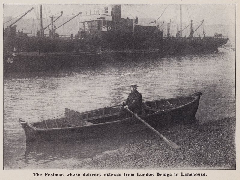 Carteiro cuja entrega se estende de London Bridge até Limehouse num barco no rio Tamisa, Londres (foto a p/b) de English Photographer