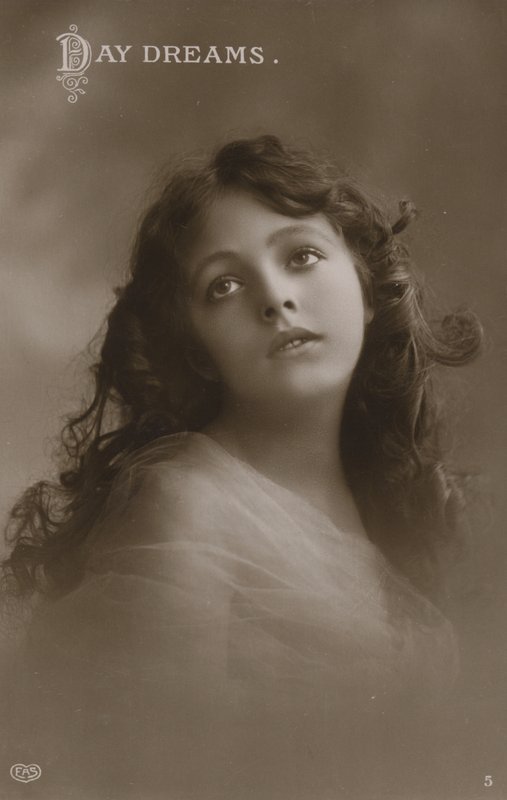 Linda menina, sonho de um dia (foto a p/b) de English Photographer