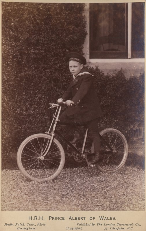 Príncipe Albert de Gales coloca apenas uma bicicleta de English Photographer