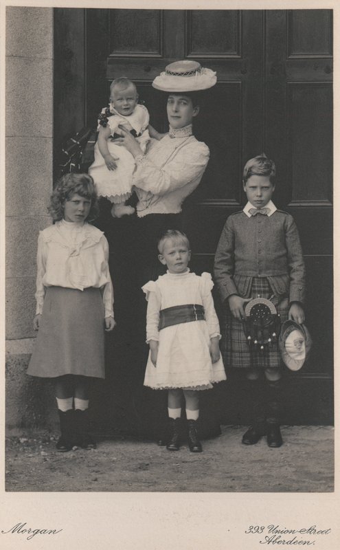 Princesa Alexandra retratada com quatro de seus filhos de English Photographer