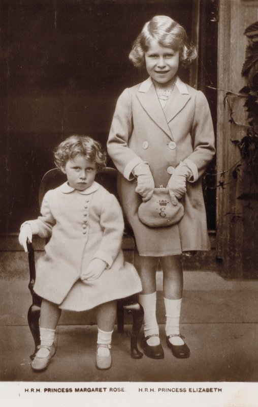 Princesa Isabel (mais tarde Rainha Isabel II) e Princesa Margarida (fotografia a preto e branco) de English Photographer