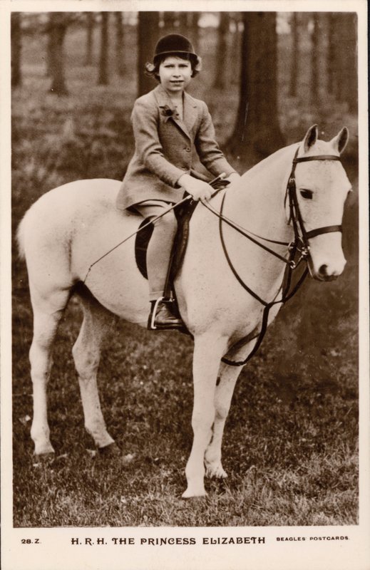 Princesa Elizabeth (depois Rainha Elizabeth II) montando um pónei branco (foto a p/b) de English Photographer