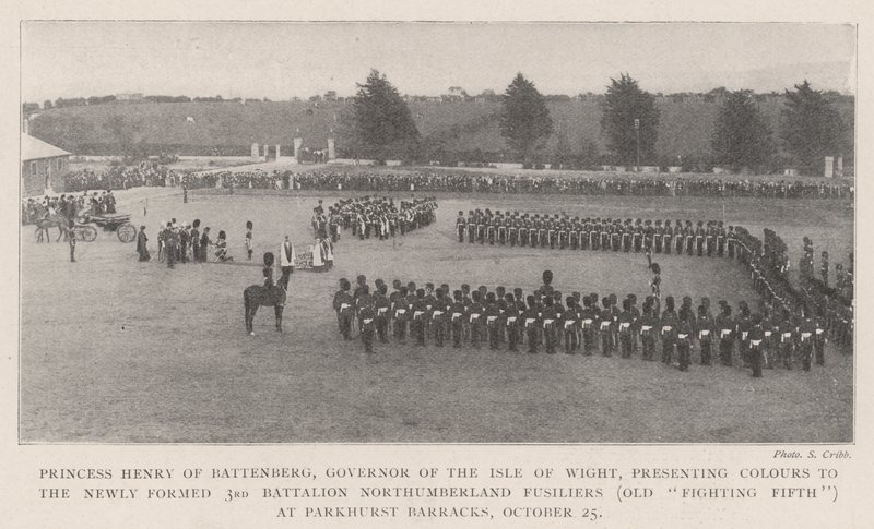 Princesa Henrique de Battenberg, Governadora da Ilha de Wight, apresentando as cores do recém-formado 3º Batalhão Northumberland Fusiliers (Old Fighting Fifth) em Parkhurst Barracks, 25 de outubro (bw ph de English Photographer