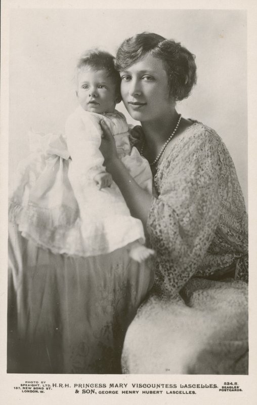 Princesa Maria, Viscondessa Lascelles, com seu filho mais velho, George (foto a p/b) de English Photographer