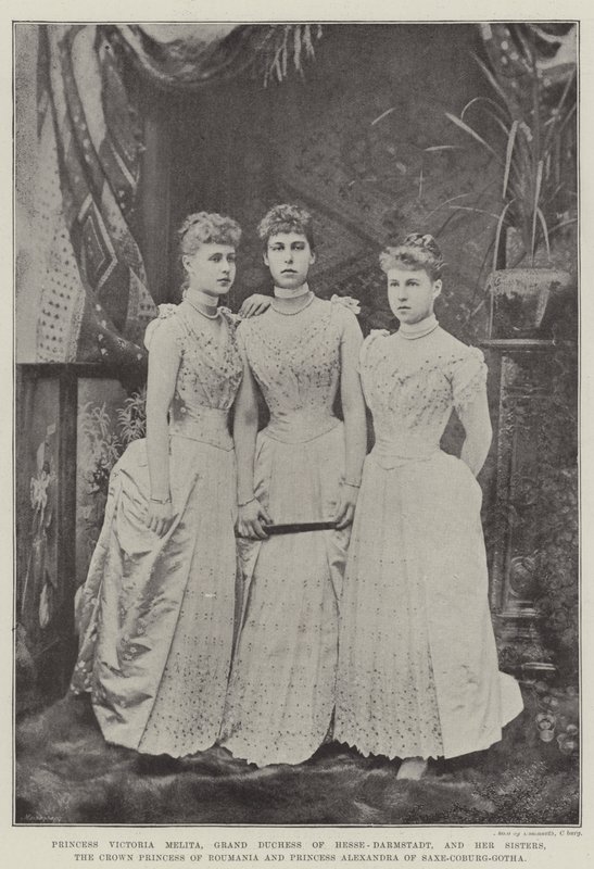 Princesa Victoria Melita, Grã-Duquesa de Hesse-Darmstadt, e suas irmãs, a princesa-coroa da Romênia e a princesa Alexandra de Saxe-Coburgo-Gotha de English Photographer