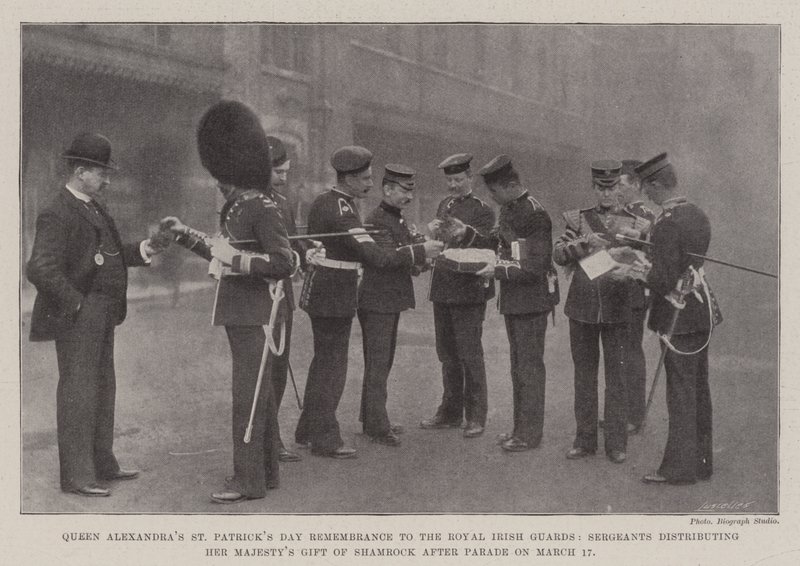 Recordações do Dia de São Patrício da Rainha Alexandra aos Guardas Irlandeses Reais, Sargentos distribuindo o Troféu de Sua Majestade do Trevo após a Parada em 17 de março de English Photographer