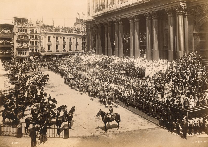 Rainha Vitória, procissão do Jubileu de Diamante chegando a St Pauls, 1897 de English Photographer