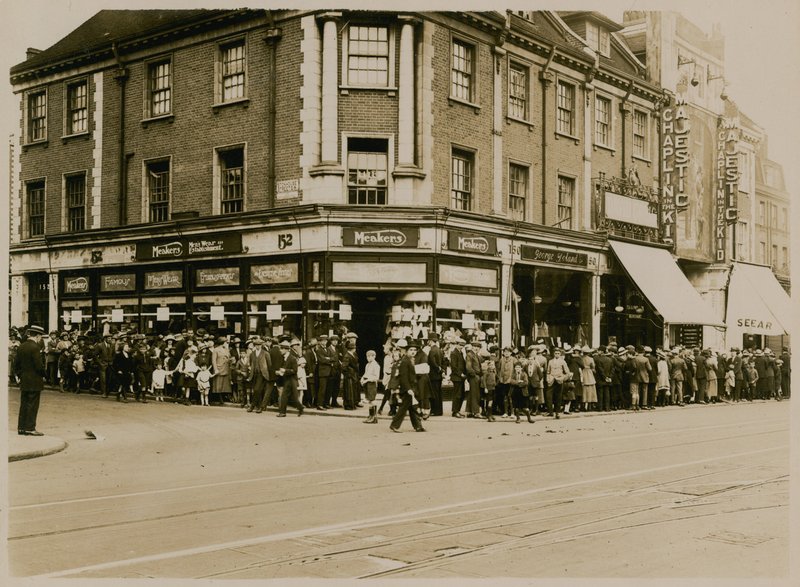 Fila de Charlie Chaplin em The Kid no The Majestic, High Street, Clapham, em cerca de 1921 de English Photographer