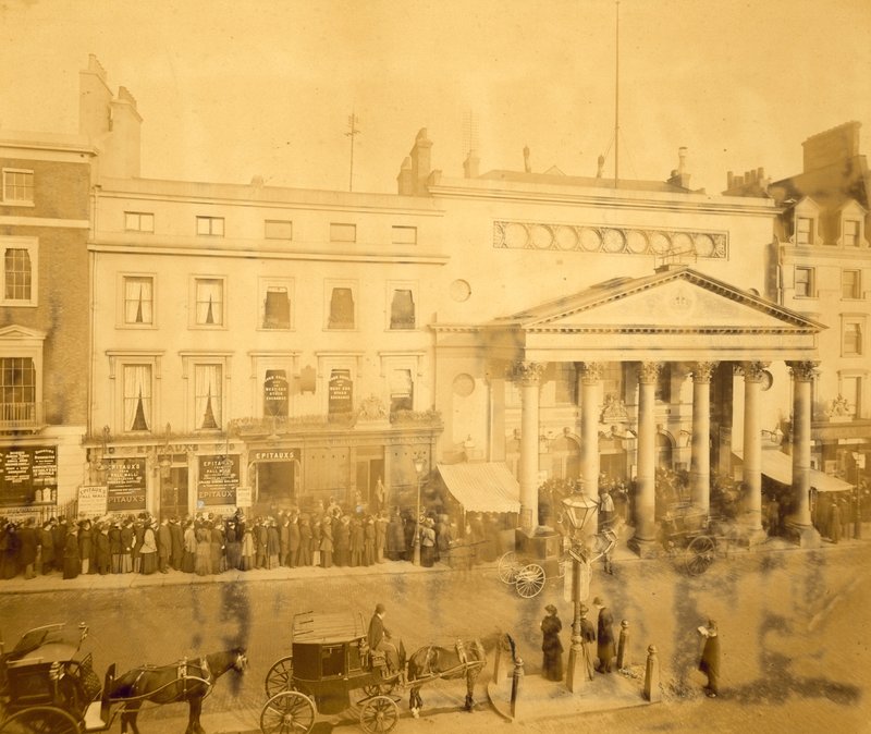 Enfileiramento no Haymarket em 1895 para a primeira noite de Trilby estrelando Tree de English Photographer