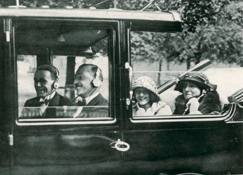 Rádio na estrada, 1923 de English Photographer