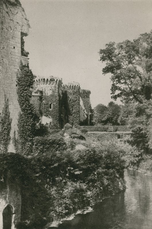 Castelo de Raglan, do fosso de English Photographer