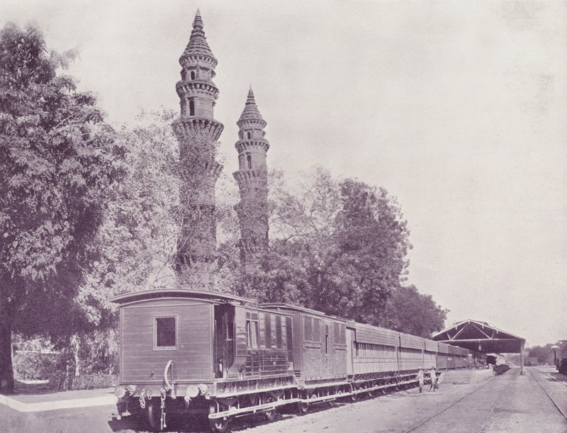 Estação Ferroviária e Minaretes, Ahmedabad de English Photographer