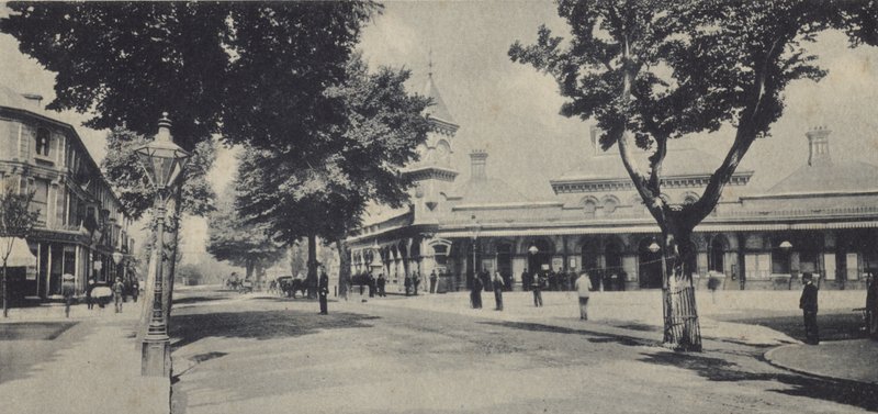 Estação Ferroviária e Terminus Road, em Eastbourne de English Photographer