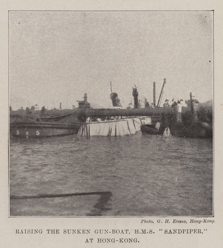 Levantando o Gun-Boat afundado, HMS Sandpiper, em Hong-Kong de English Photographer