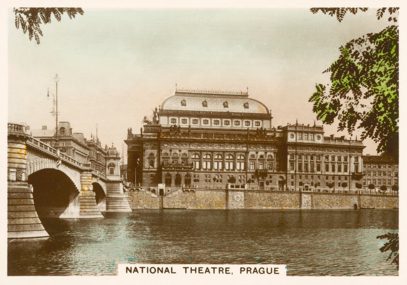 Fotografias reais, c.1939: Teatro Nacional, Praga (fotografia a cores) de English Photographer