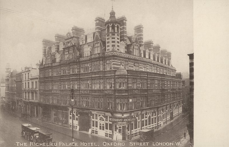 Richelieu Palace Hotel, Oxford Street, London W (foto a p/b) de English Photographer