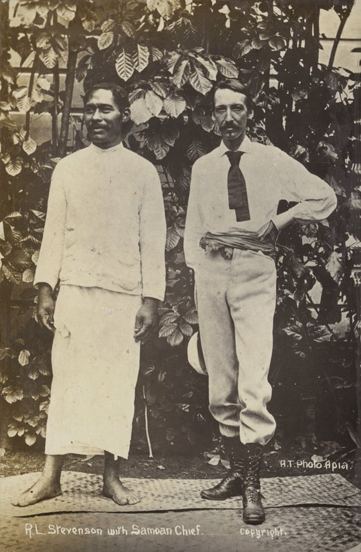 Robert Louis Stevenson com um chefe samoano de English Photographer