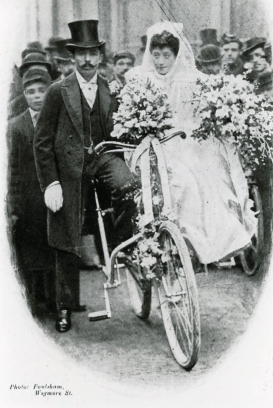 Casal católico romano, deixando, notre dame, de, frança, leicester, quadrado, ligado, bicicletas de English Photographer