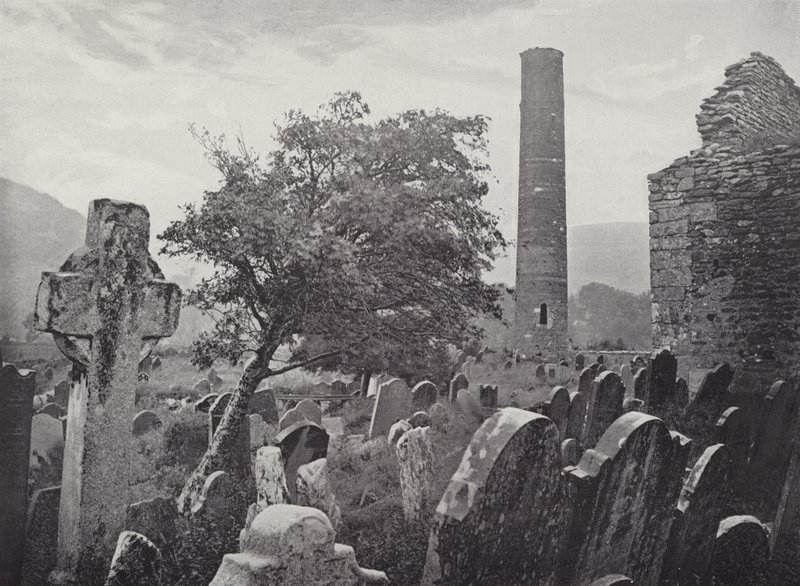 Torre redonda, St Kevins Cross e cozinha, Glendalough de English Photographer