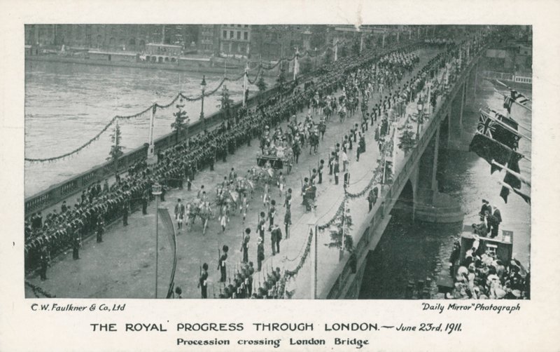 Procissão real cruzando a ponte de Londres de English Photographer