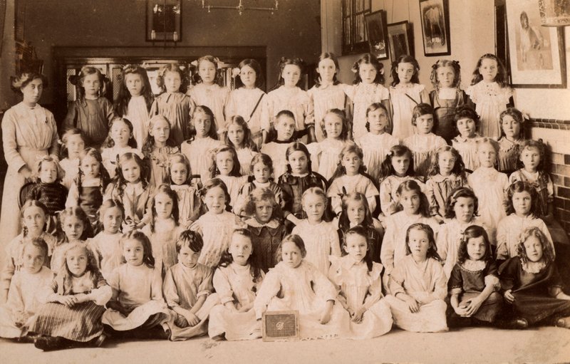 Crianças em idade escolar, Norfolk, início do século XX (foto a p/b) de English Photographer