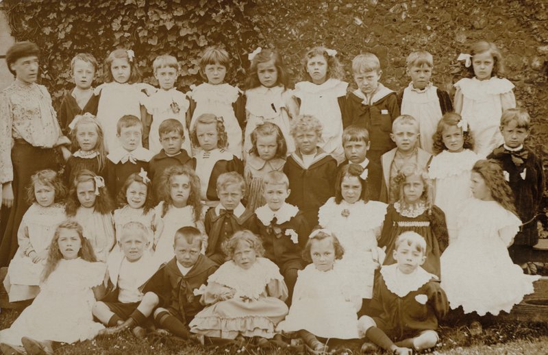 Crianças em idade escolar, Norfolk, início do século XX (foto a p/b) de English Photographer