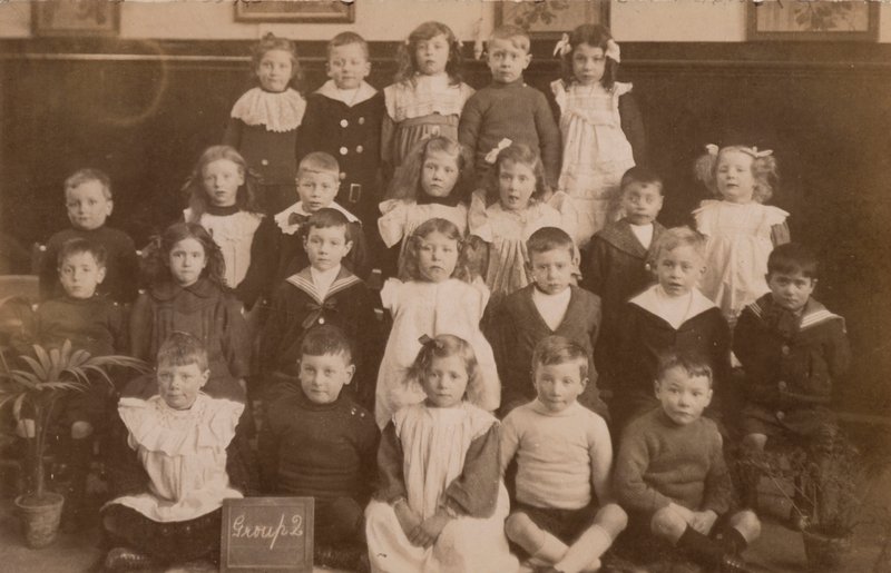 Crianças em idade escolar, Norfolk, início do século XX (foto a p/b) de English Photographer