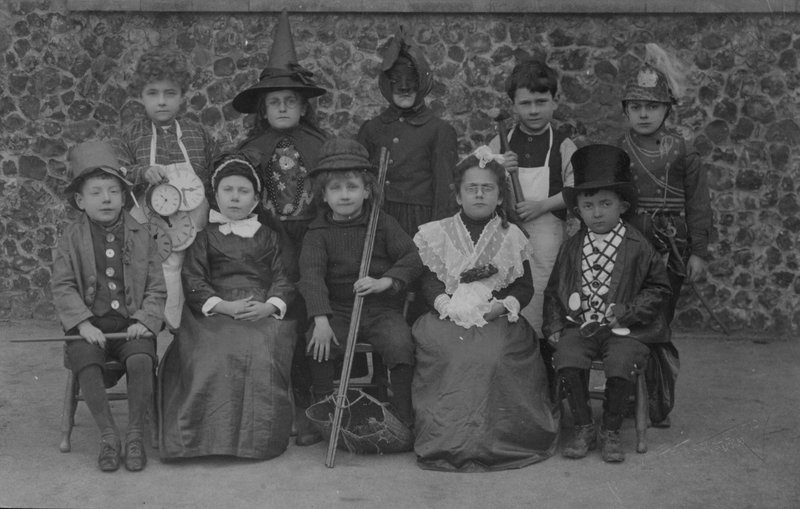 Crianças da escola, Norfolk, em vestido chique no início do século 20 (foto a p/b) de English Photographer