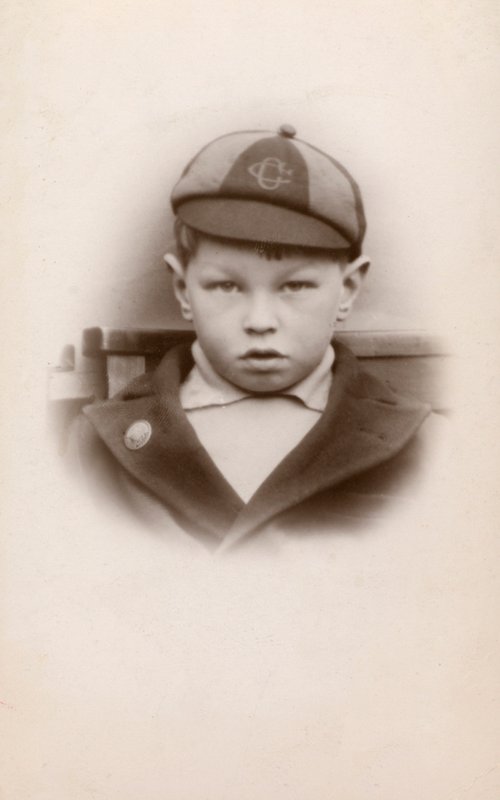 Estudante de uniforme (foto a p/b) de English Photographer