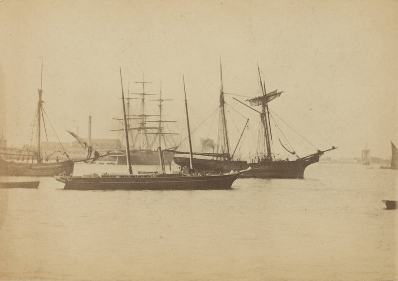 Navios e barcos no rio Tamisa de English Photographer