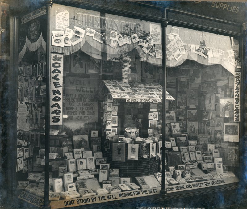Shopfront exibindo cartões de Natal e calendários de English Photographer