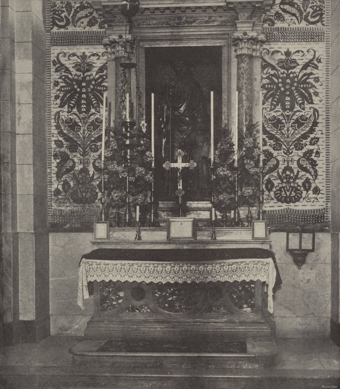 Altar lateral, Igreja Latina, Nazaré, deveria ficar em pé sobre o local da casa de José, na qual Jesus cresceu de English Photographer