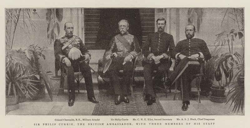 Sir Philip Currie, o embaixador britânico, com três membros de sua equipe de English Photographer