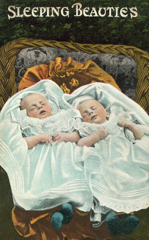Belas adormecidas, dois bebês dormindo (foto) de English Photographer