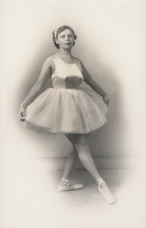 Menina ligeiramente roliça a fazer ballet (foto a p/b) de English Photographer