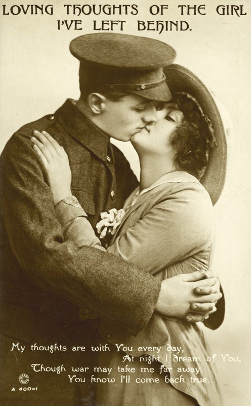 Soldado a beijar uma rapariga (foto a p/b) de English Photographer
