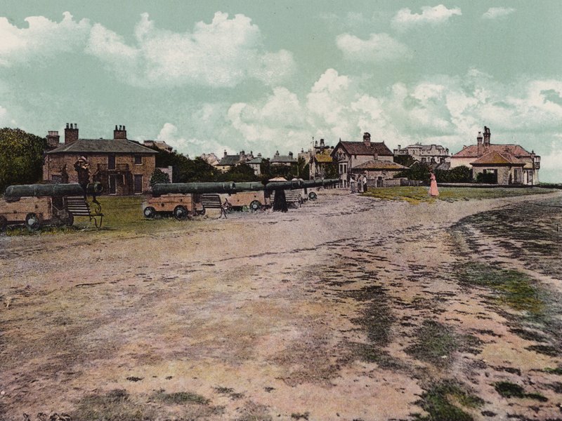 Southwold, Suffolk: Gun Hill (fotografia a cores) de English Photographer
