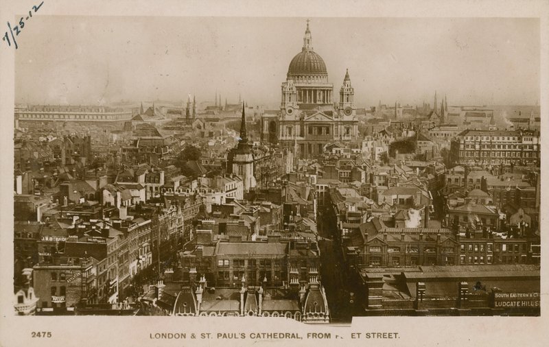 St Pauls Cathedral, em Londres, da Fleet Street de English Photographer