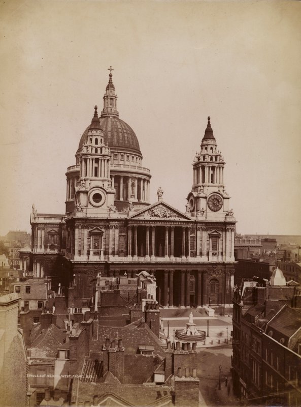 Catedral de St. Pauls, Londres, com vista para o telhado (fotografia a preto e branco) de English Photographer
