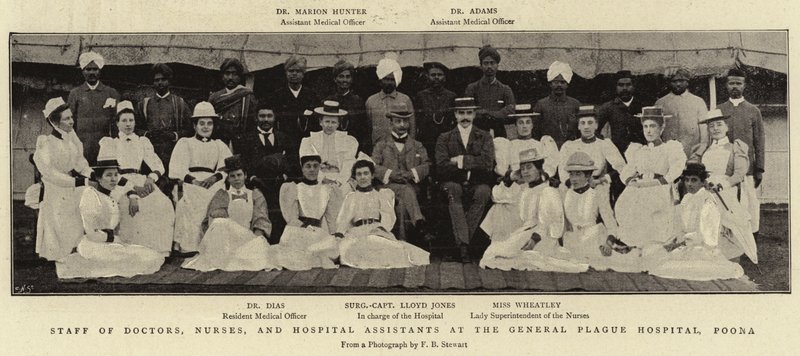 Equipe de Médicos, Enfermeiros e Assistentes Hospitalares do Hospital Geral de Peste, Poona de English Photographer