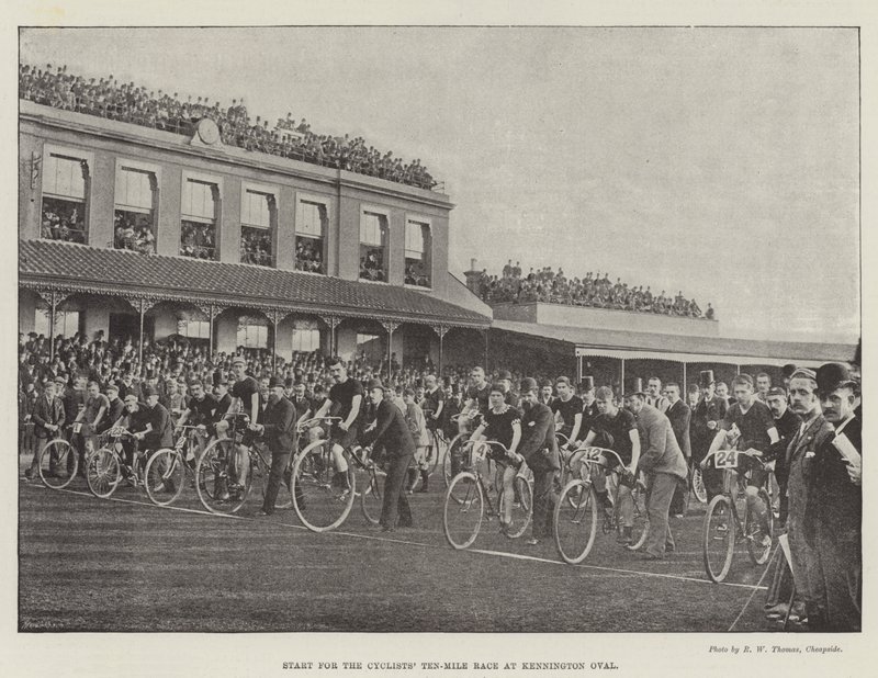 Comece para a corrida de dez milhas de ciclistas no Kennington Oval de English Photographer