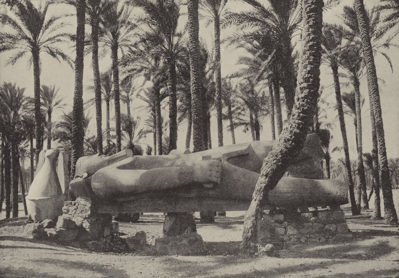 Estátua de Ramsés II, situada na cidade que Jeremias disse que deveria estar sem habitante de English Photographer