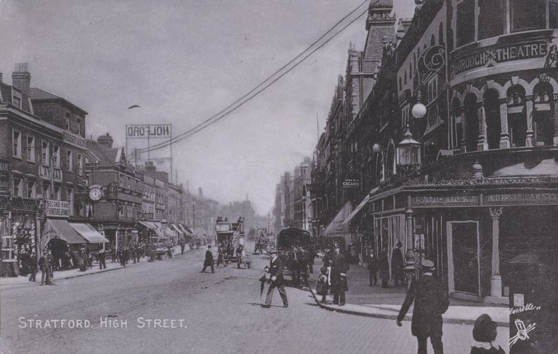 Stratford, High Street, com Borough Theatre (foto a p/b) de English Photographer
